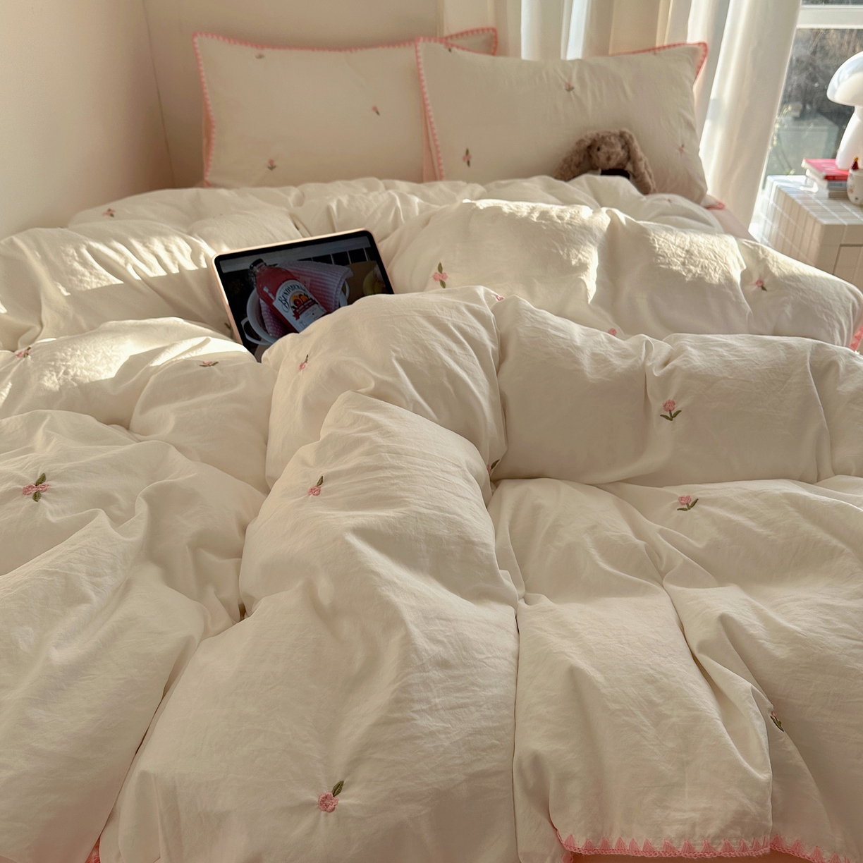 91家纺网 家纺一手货源 找家纺 顾里家纺 2026新款ins韩风刺绣云朵棉四件套 ins玫瑰