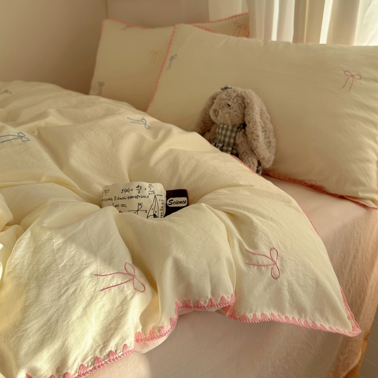 91家纺网 家纺一手货源 找家纺 顾里家纺 2026新款ins韩风刺绣云朵棉四件套 白桃少女