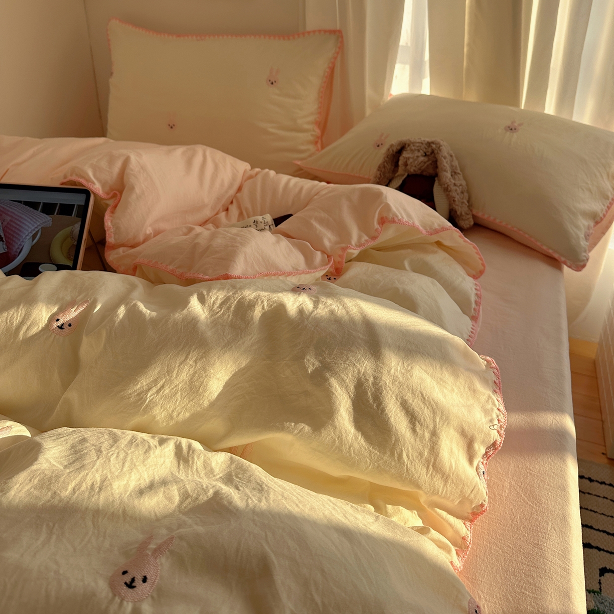 91家纺网 家纺一手货源 找家纺 顾里家纺 2026新款ins韩风刺绣云朵棉四件套 粉兔兔