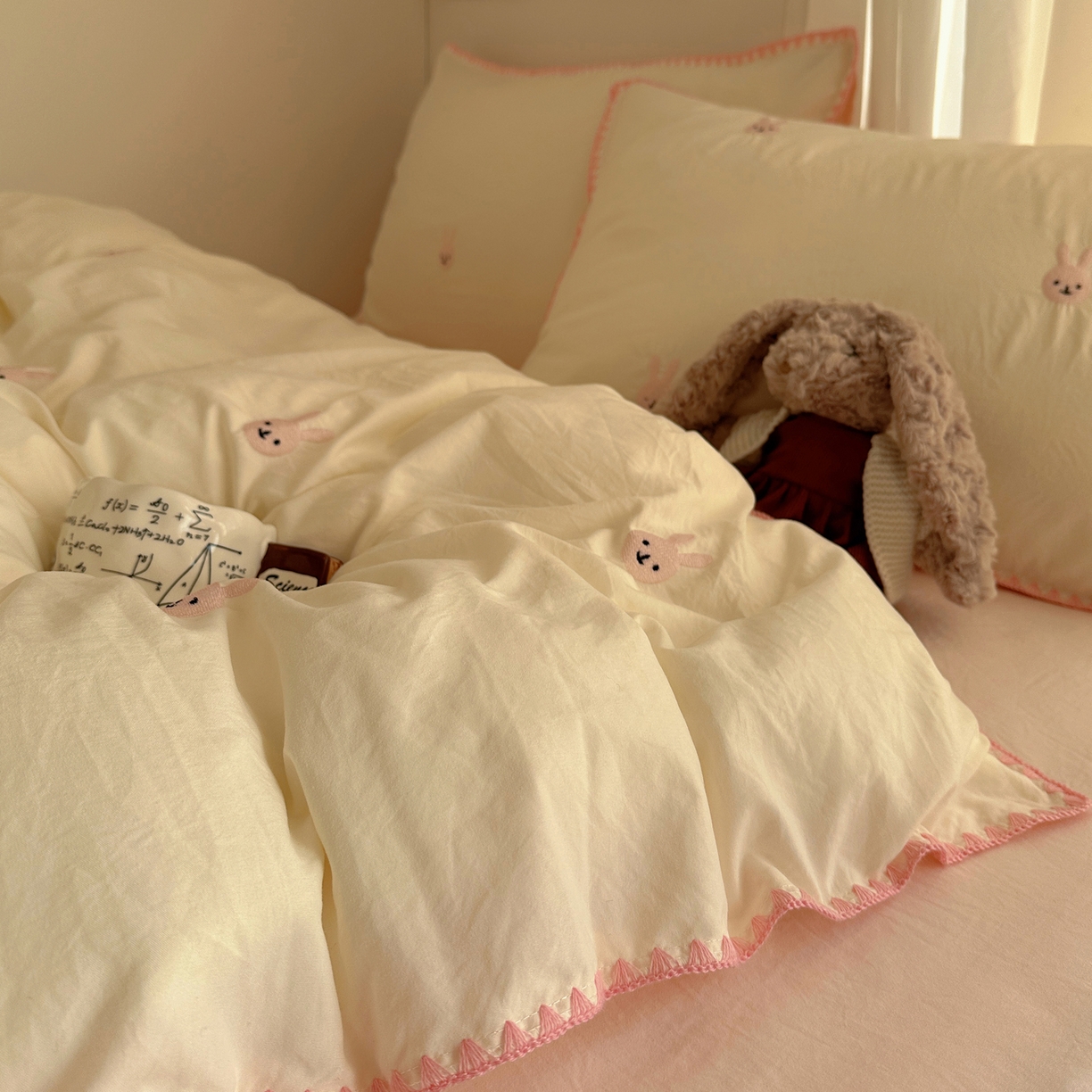 91家纺网 家纺一手货源 找家纺 顾里家纺 2026新款ins韩风刺绣云朵棉四件套 粉兔兔