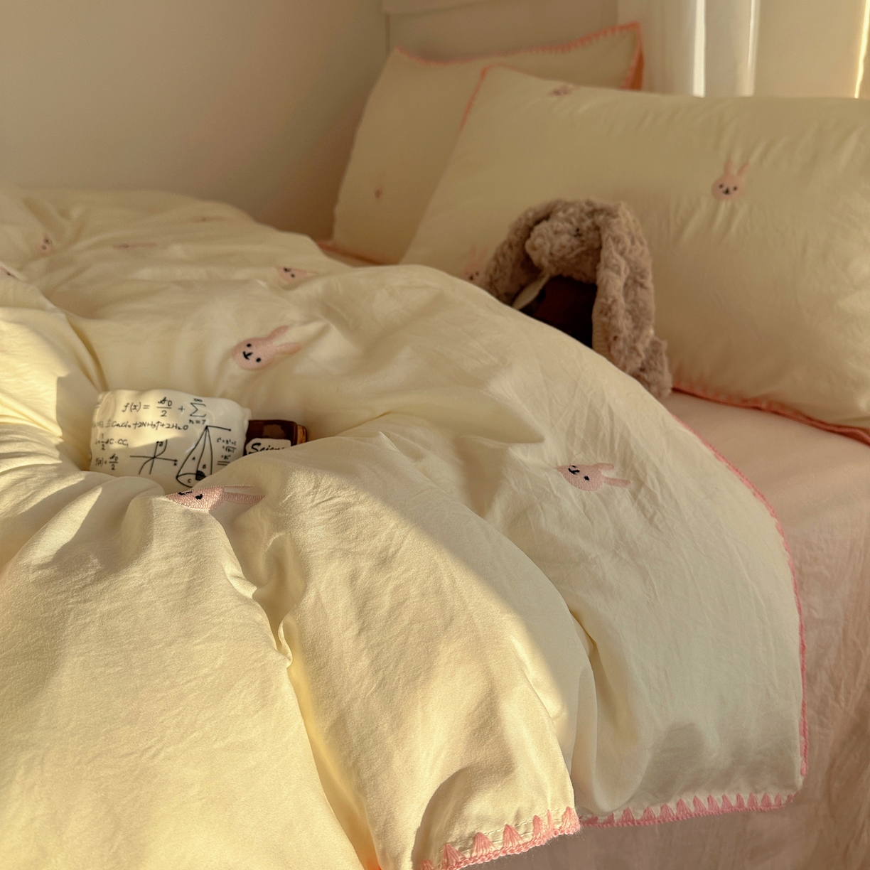 91家纺网 家纺一手货源 找家纺 顾里家纺 2026新款ins韩风刺绣云朵棉四件套 粉兔兔