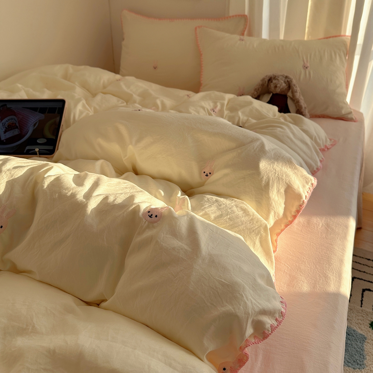 91家纺网 家纺一手货源 找家纺 顾里家纺 2026新款ins韩风刺绣云朵棉四件套 粉兔兔