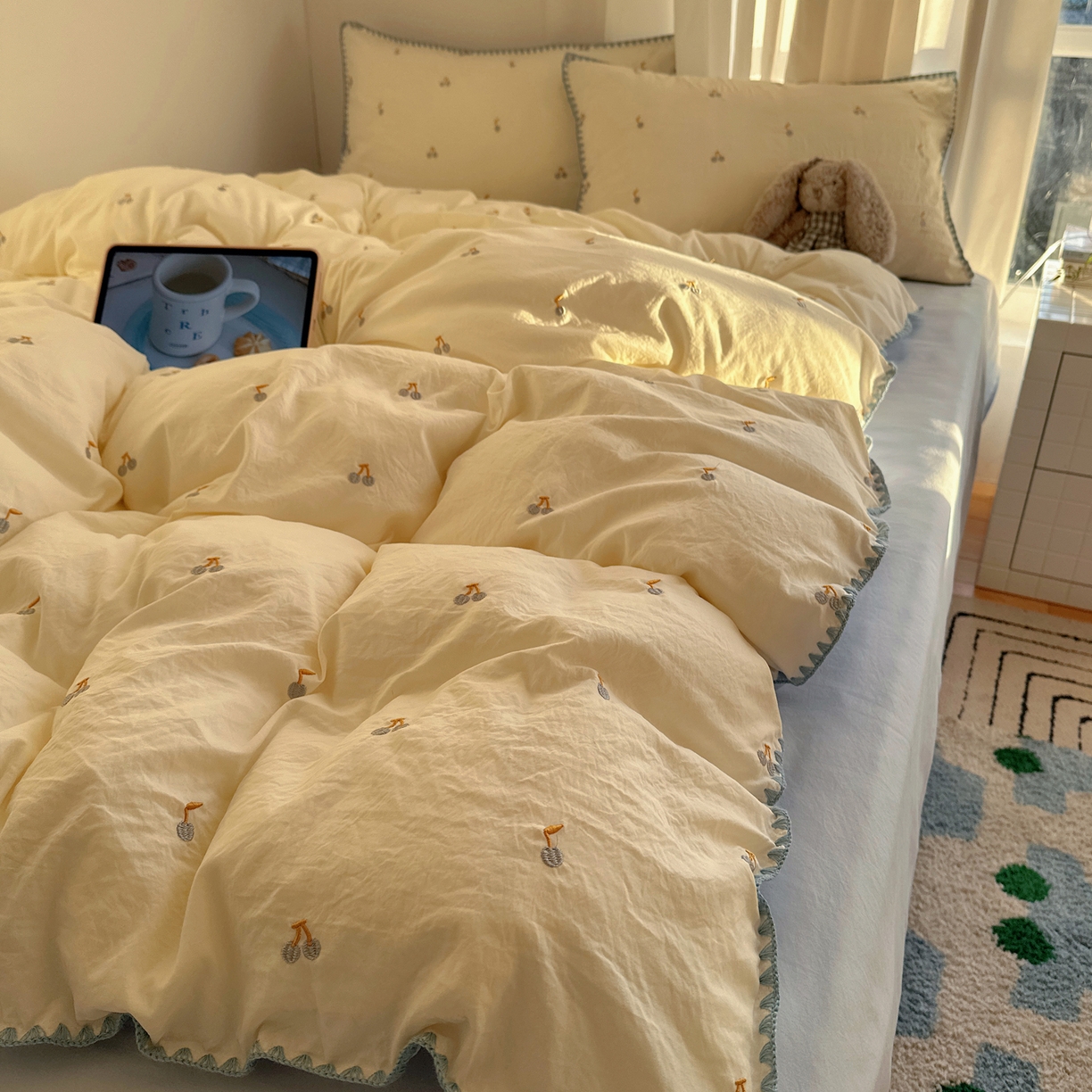 91家纺网 家纺一手货源 找家纺 顾里家纺 2026新款ins韩风刺绣云朵棉四件套 蓝樱桃