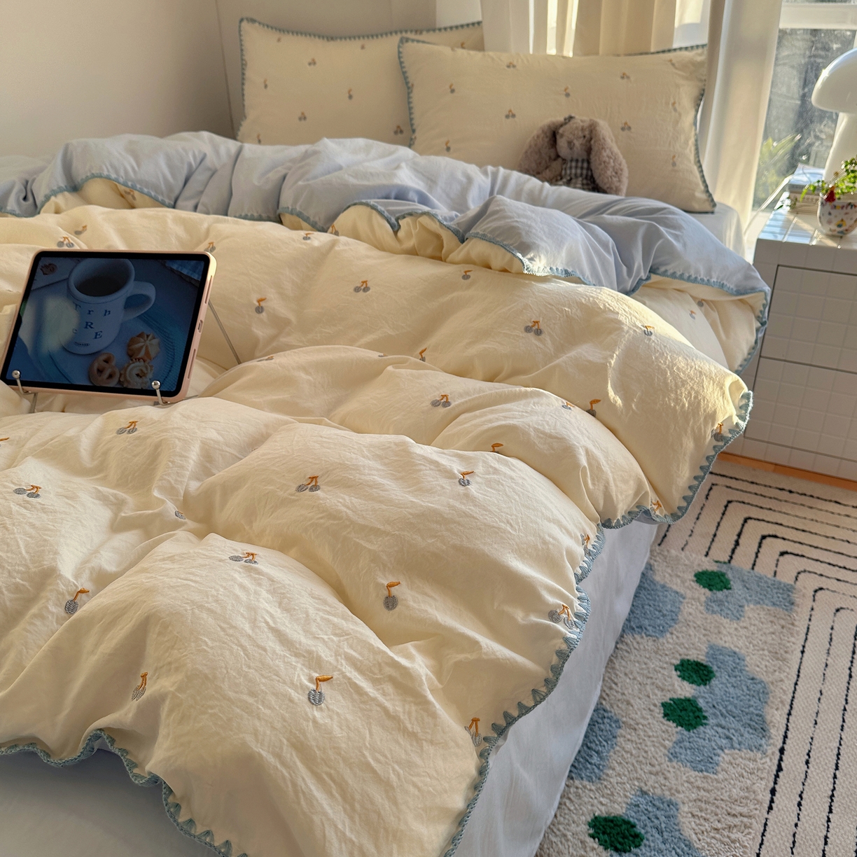 91家纺网 家纺一手货源 找家纺 顾里家纺 2026新款ins韩风刺绣云朵棉四件套 蓝樱桃