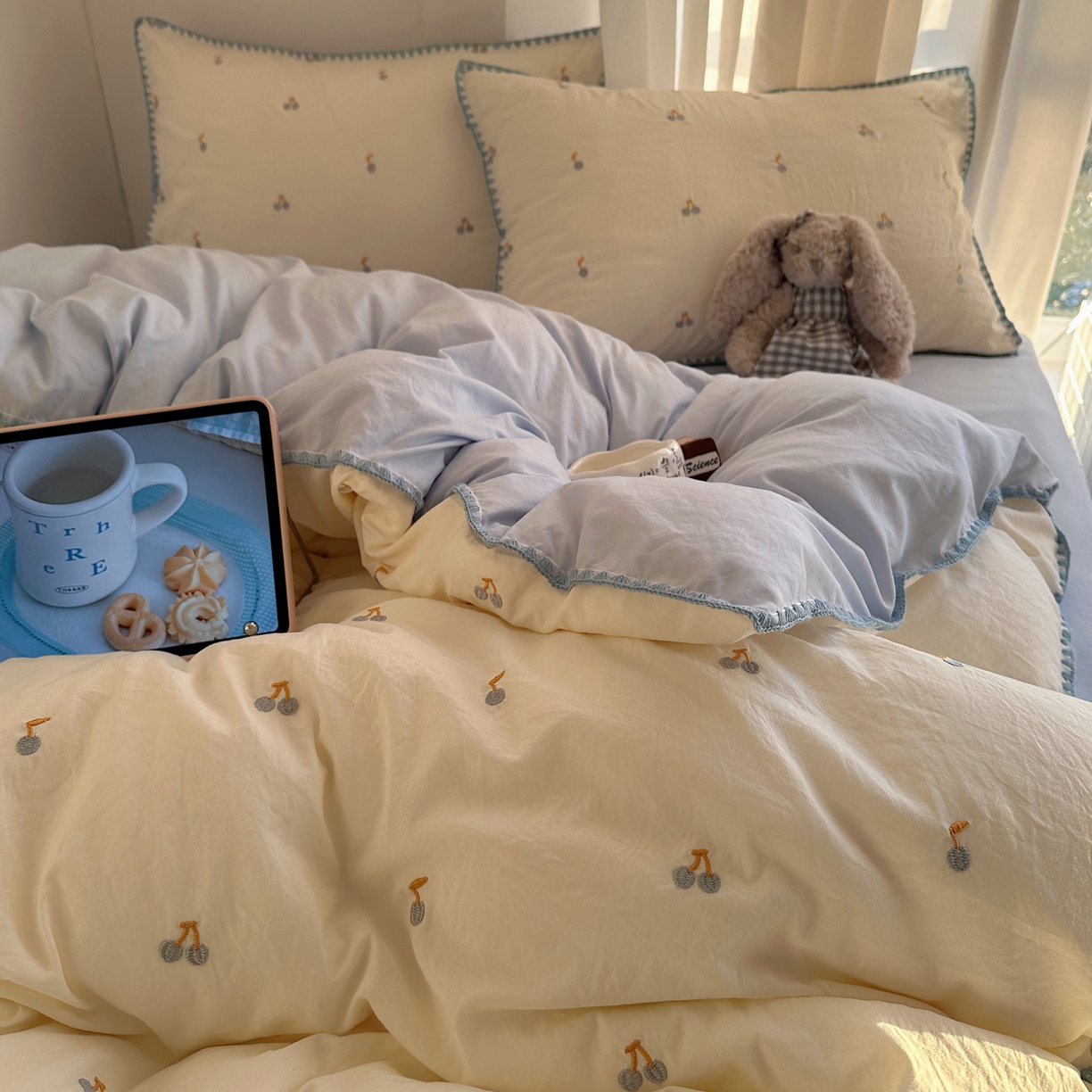 91家纺网 家纺一手货源 找家纺 顾里家纺 2026新款ins韩风刺绣云朵棉四件套 蓝樱桃