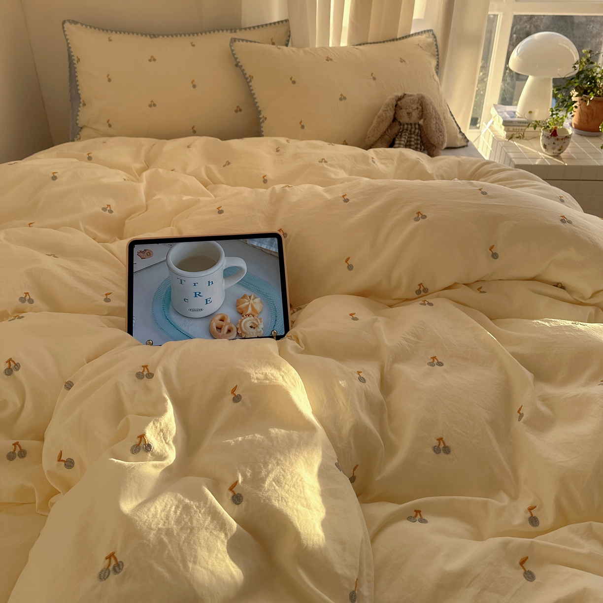 91家纺网 家纺一手货源 找家纺 顾里家纺 2026新款ins韩风刺绣云朵棉四件套 蓝樱桃