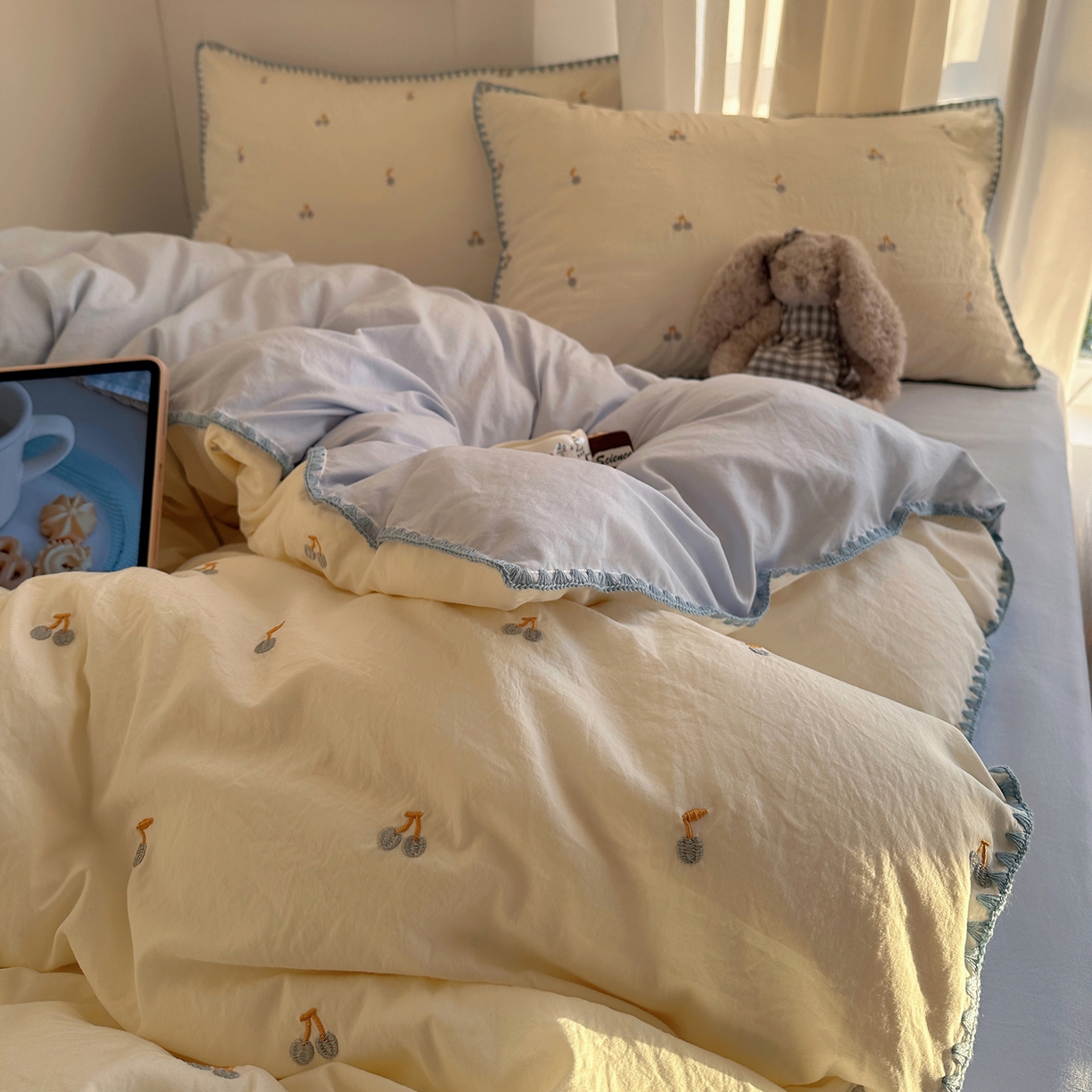 91家纺网 家纺一手货源 找家纺 顾里家纺 2026新款ins韩风刺绣云朵棉四件套 蓝樱桃