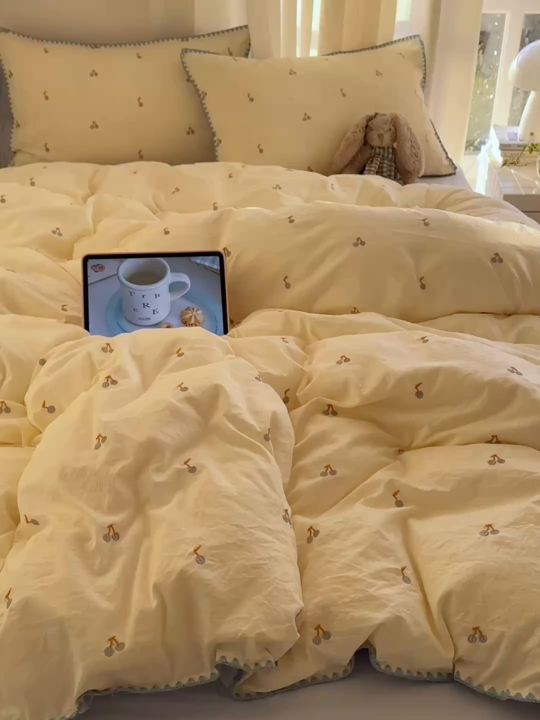 91家纺网 家纺一手货源 找家纺 顾里家纺 2026新款ins韩风刺绣云朵棉四件套 蓝樱桃