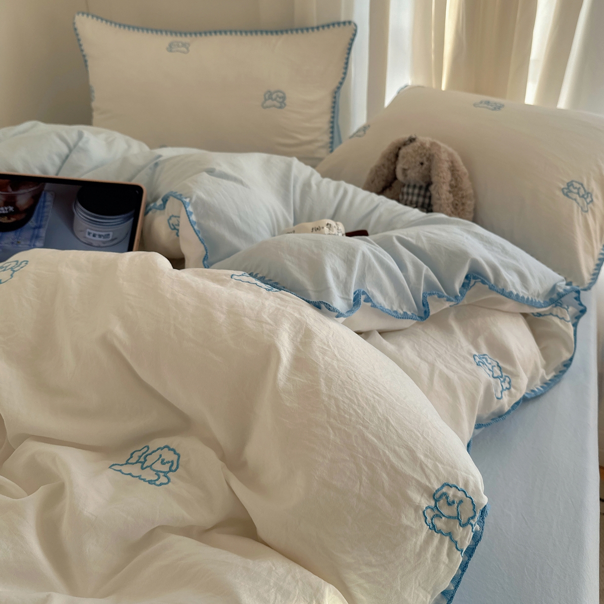 91家纺网 家纺一手货源 找家纺 顾里家纺 2026新款ins韩风刺绣云朵棉四件套 线条狗