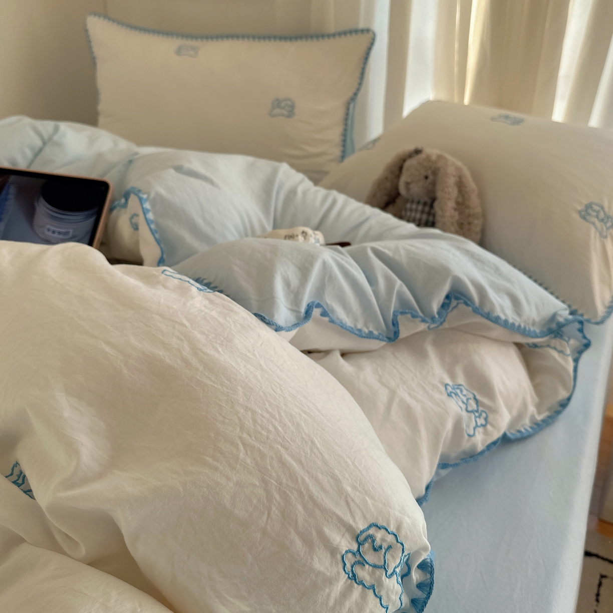 91家纺网 家纺一手货源 找家纺 顾里家纺 2026新款ins韩风刺绣云朵棉四件套 线条狗