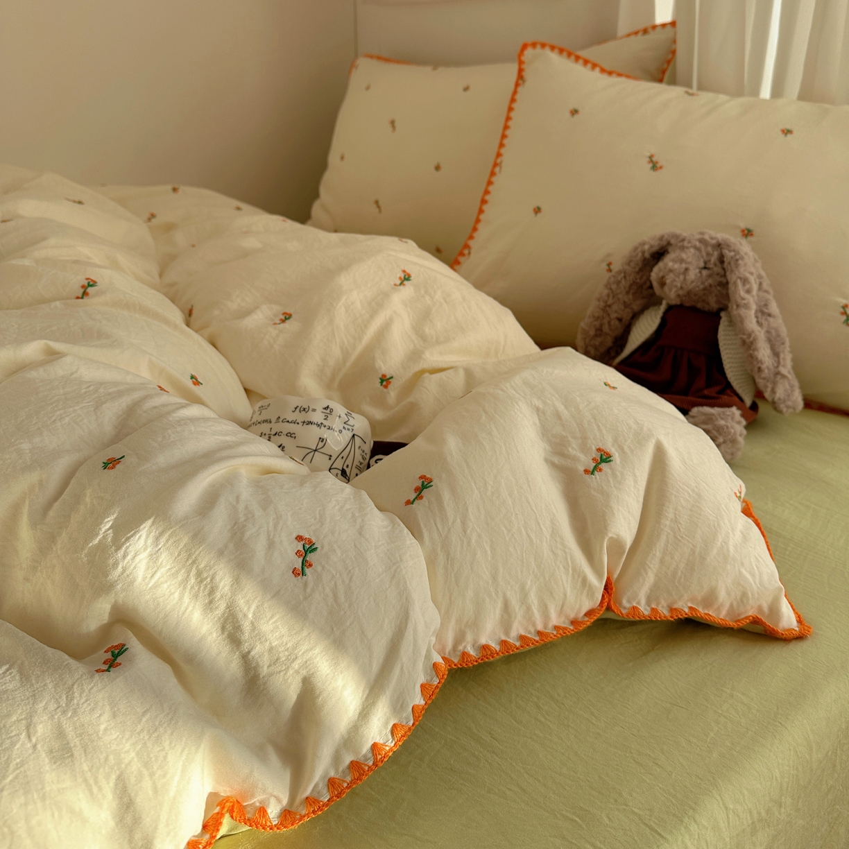 91家纺网 家纺一手货源 找家纺 顾里家纺 2026新款ins韩风刺绣云朵棉四件套 小桔梗