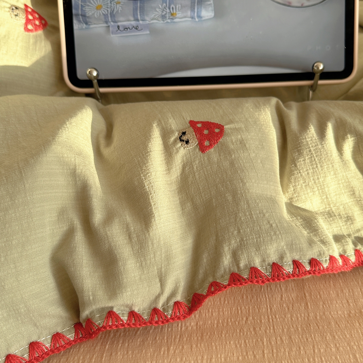 91家纺网 家纺一手货源 找家纺 顾里家纺 2026新款ins韩风刺绣云朵棉四件套 小蘑菇