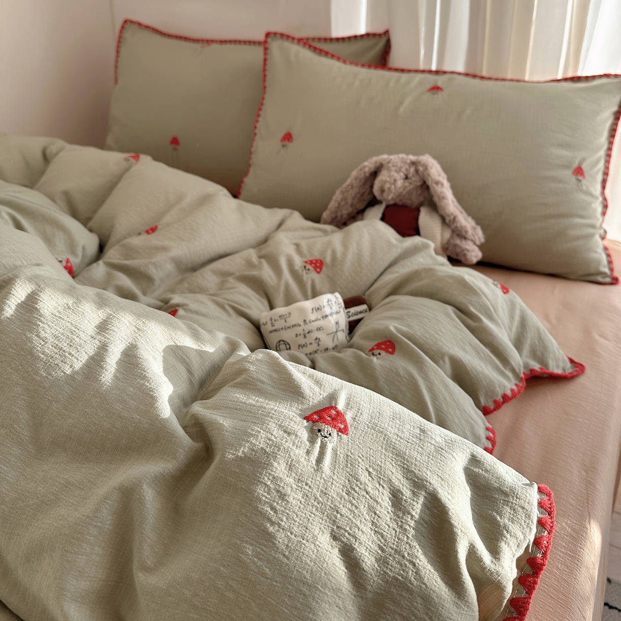 91家纺网 家纺一手货源 找家纺 顾里家纺 2026新款ins韩风刺绣云朵棉四件套 小蘑菇