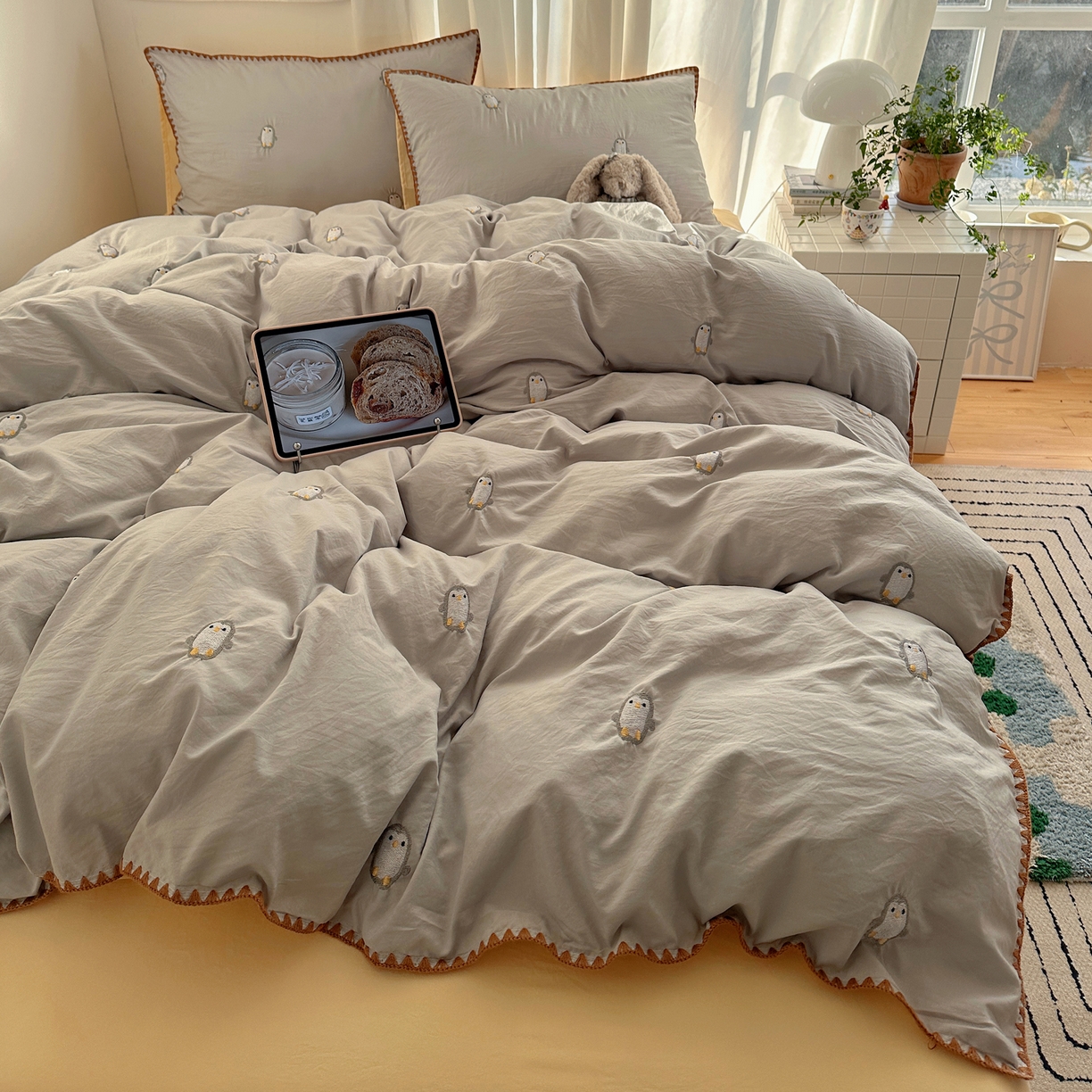 91家纺网 家纺一手货源 找家纺 顾里家纺 2026新款ins韩风刺绣云朵棉四件套 小企鹅