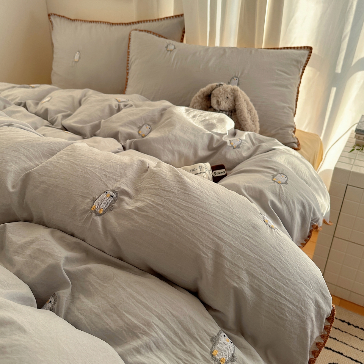 91家纺网 家纺一手货源 找家纺 顾里家纺 2026新款ins韩风刺绣云朵棉四件套 小企鹅