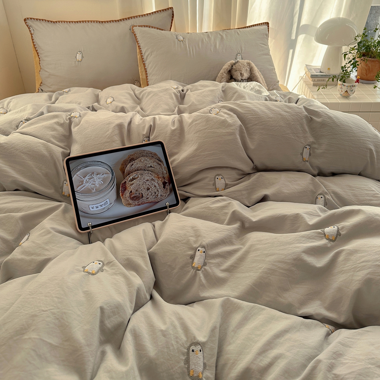 91家纺网 家纺一手货源 找家纺 顾里家纺 2026新款ins韩风刺绣云朵棉四件套 小企鹅