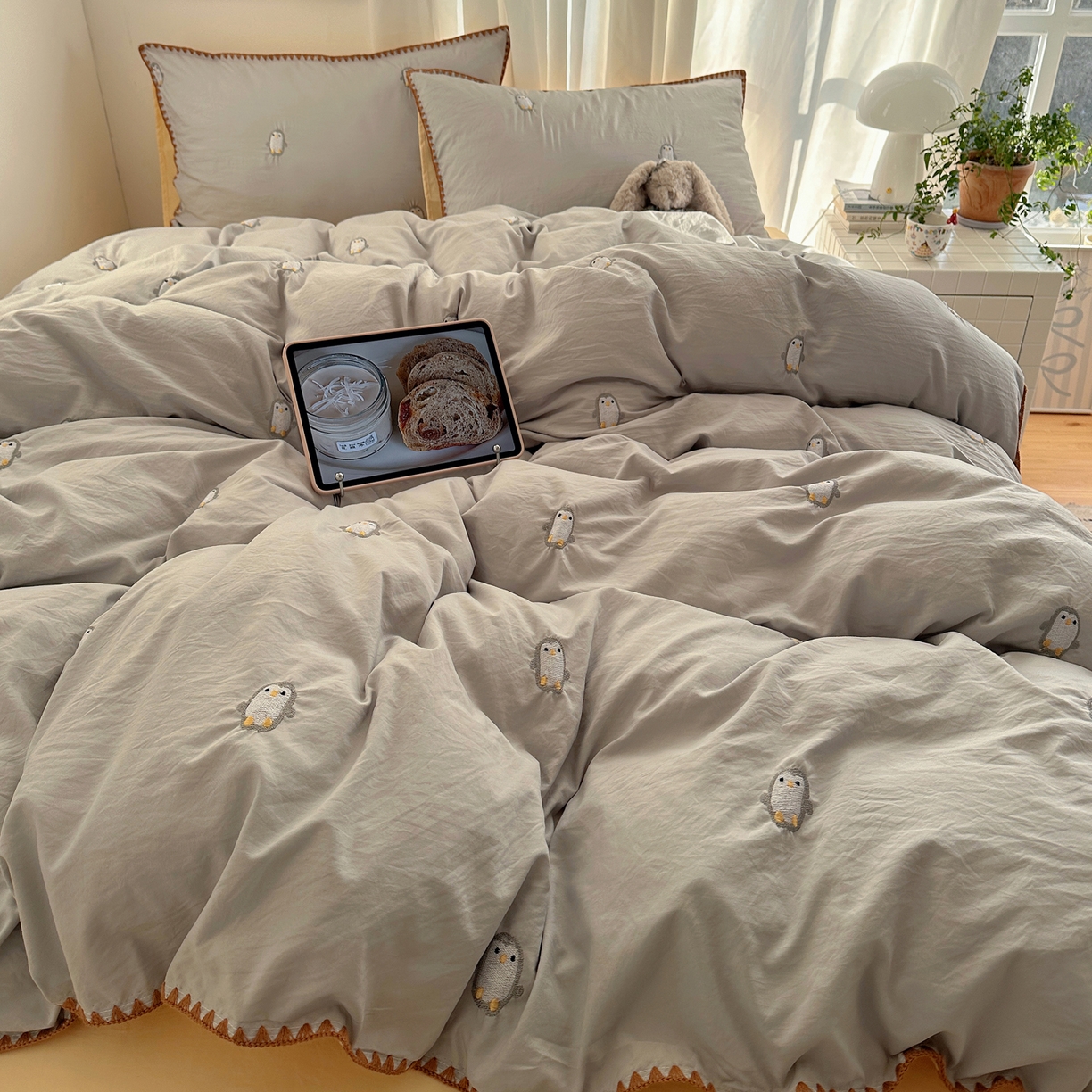 91家纺网 家纺一手货源 找家纺 顾里家纺 2026新款ins韩风刺绣云朵棉四件套 小企鹅