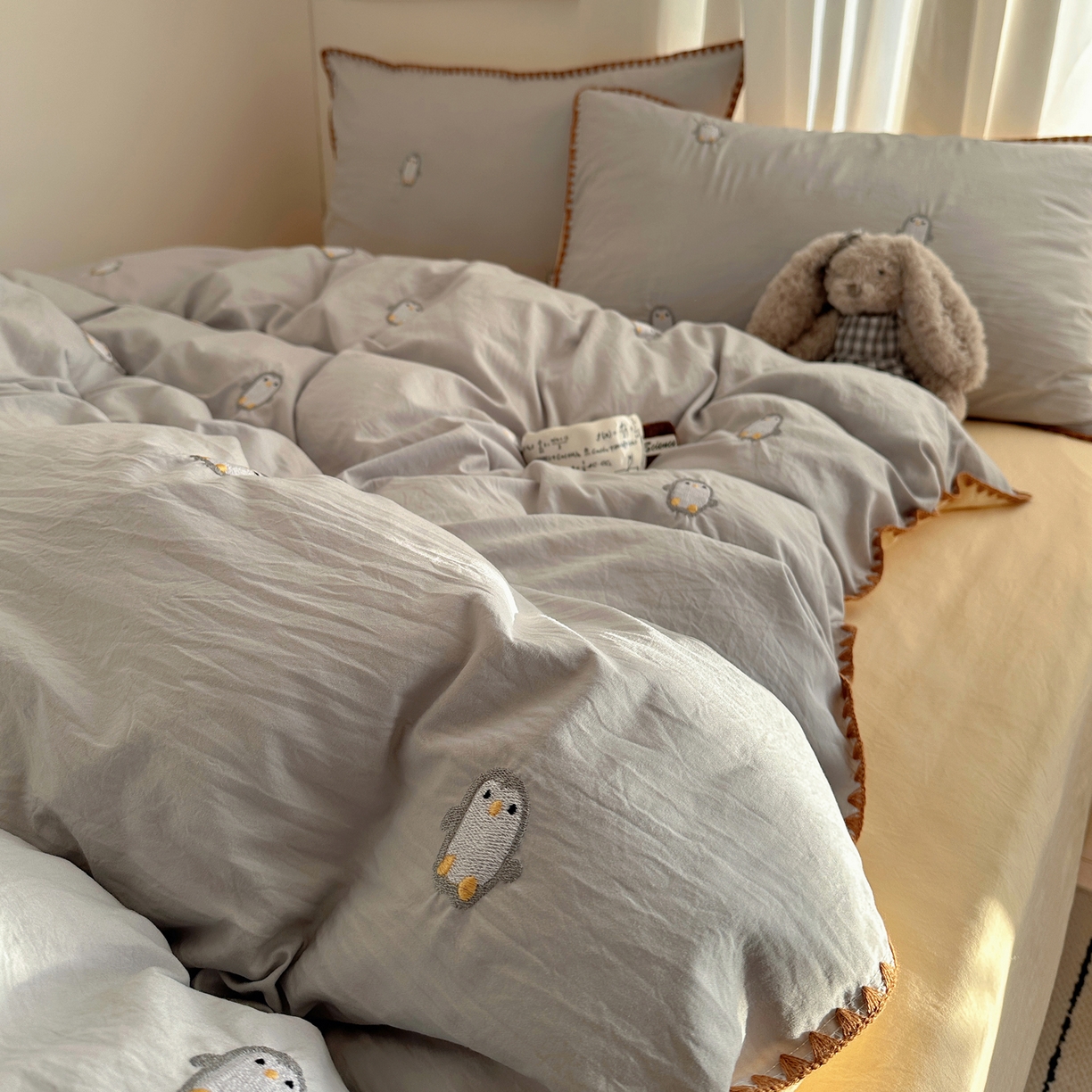 91家纺网 家纺一手货源 找家纺 顾里家纺 2026新款ins韩风刺绣云朵棉四件套 小企鹅