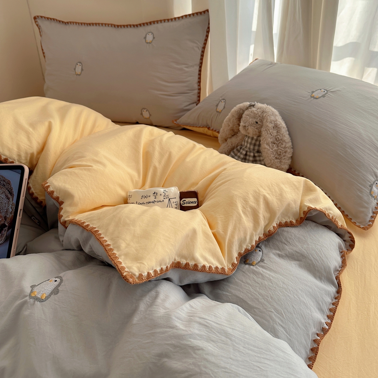 91家纺网 家纺一手货源 找家纺 顾里家纺 2026新款ins韩风刺绣云朵棉四件套 小企鹅