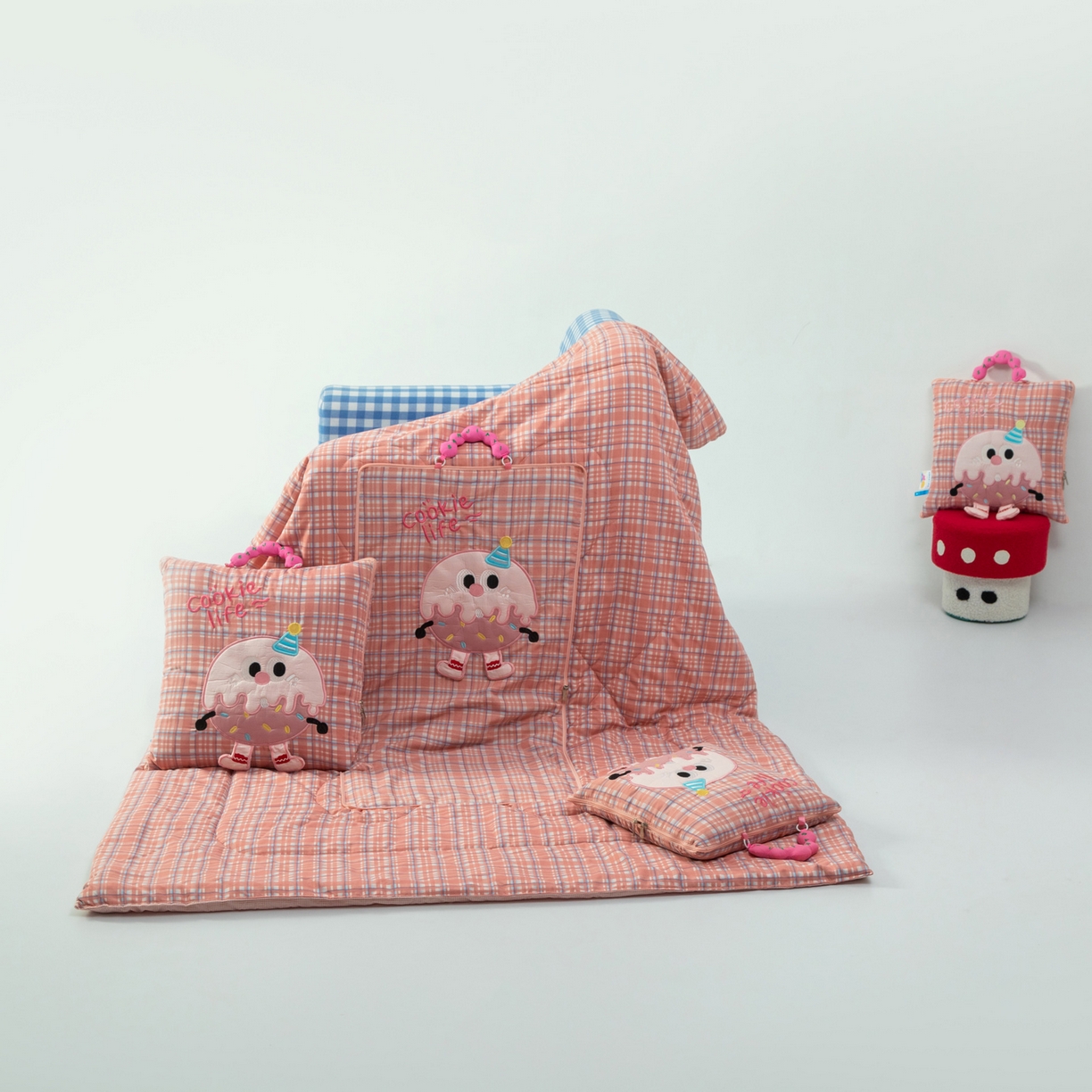 91家纺网 家纺一手货源 找家纺 （总）雷娜家居 2026新款水洗棉手提款曲奇抱枕被