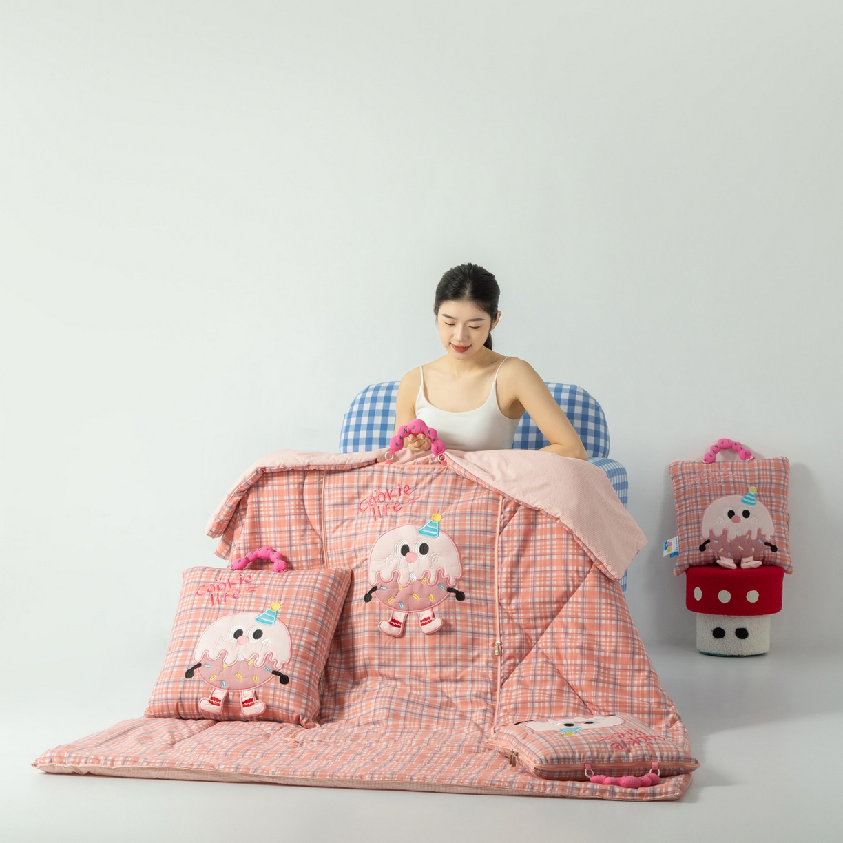 91家纺网 家纺一手货源 找家纺 （总）雷娜家居 2026新款水洗棉手提款曲奇抱枕被