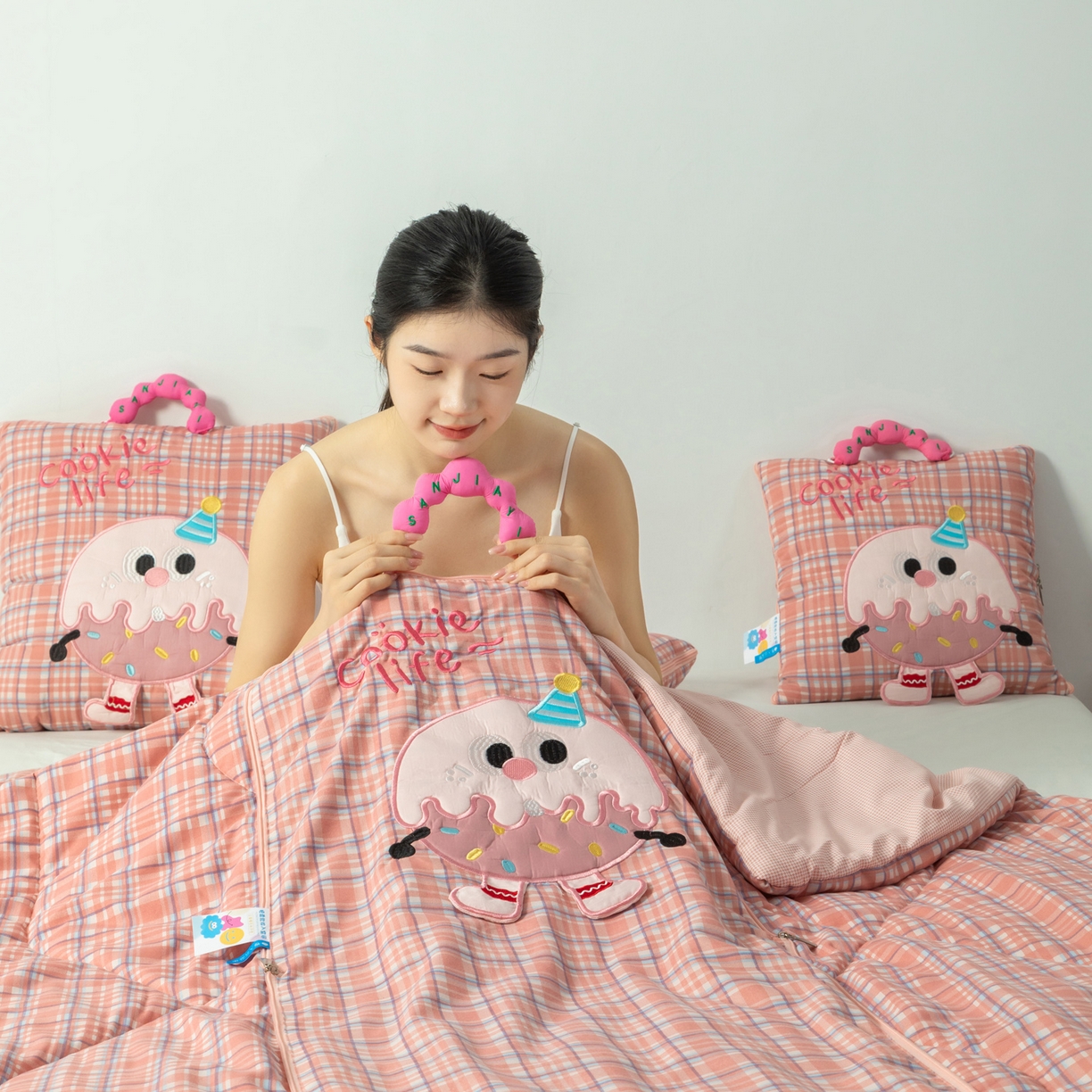 91家纺网 家纺一手货源 找家纺 （总）雷娜家居 2026新款水洗棉手提款曲奇抱枕被