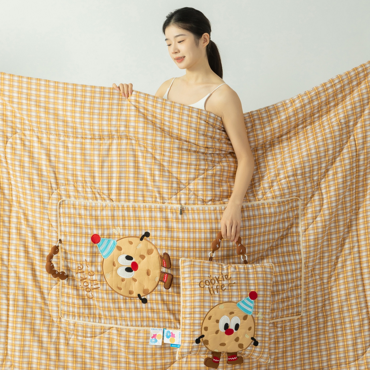 91家纺网 家纺一手货源 找家纺 雷娜家居 2026新款水洗棉手提款曲奇抱枕被 水洗棉饼干卡其