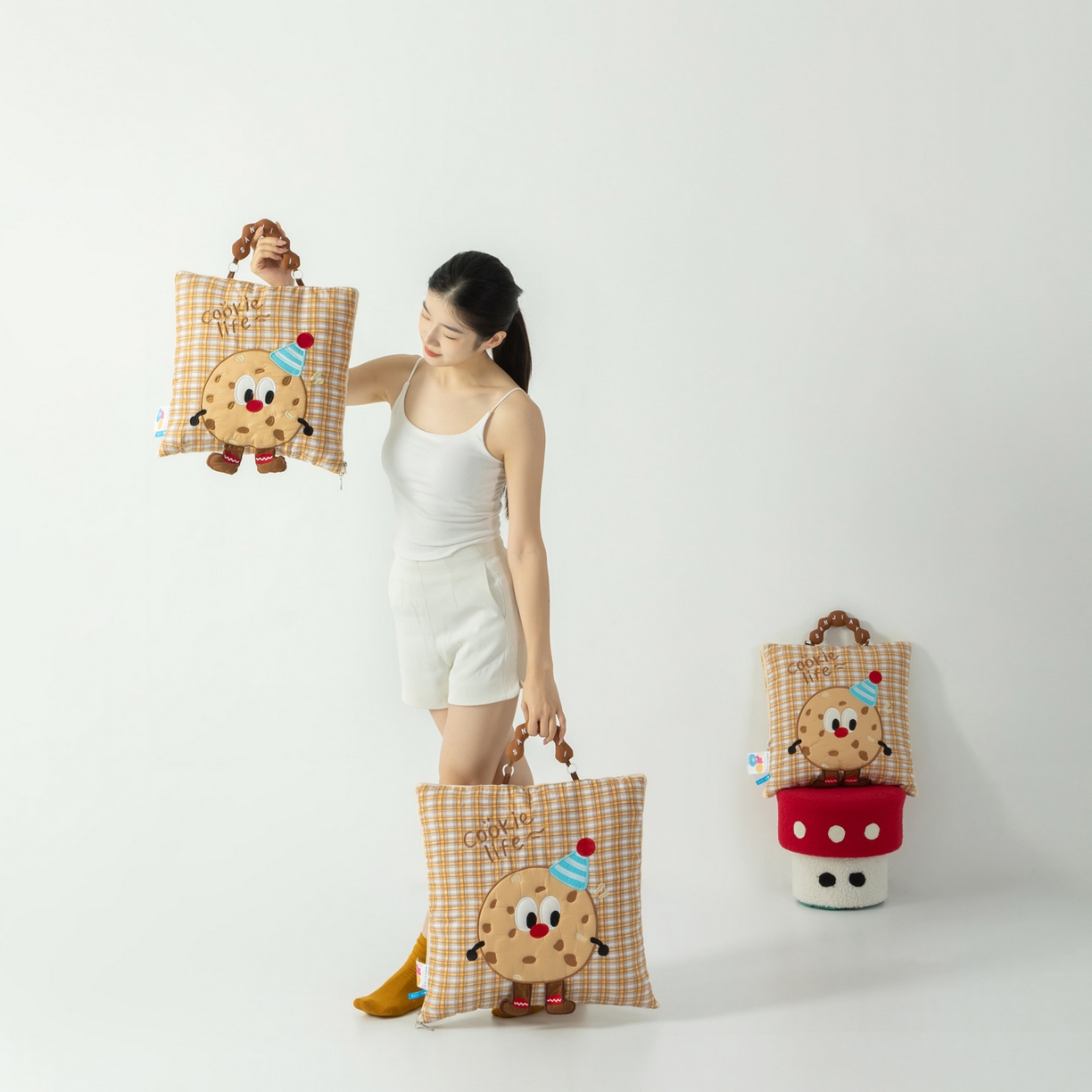 91家纺网 家纺一手货源 找家纺 雷娜家居 2026新款水洗棉手提款曲奇抱枕被 水洗棉饼干卡其