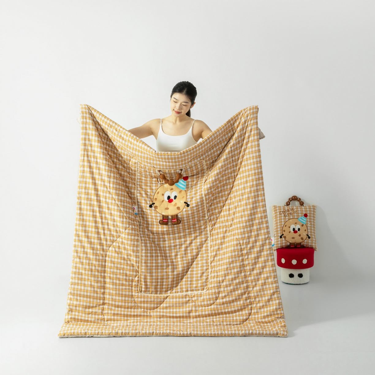 91家纺网 家纺一手货源 找家纺 雷娜家居 2026新款水洗棉手提款曲奇抱枕被 水洗棉饼干卡其