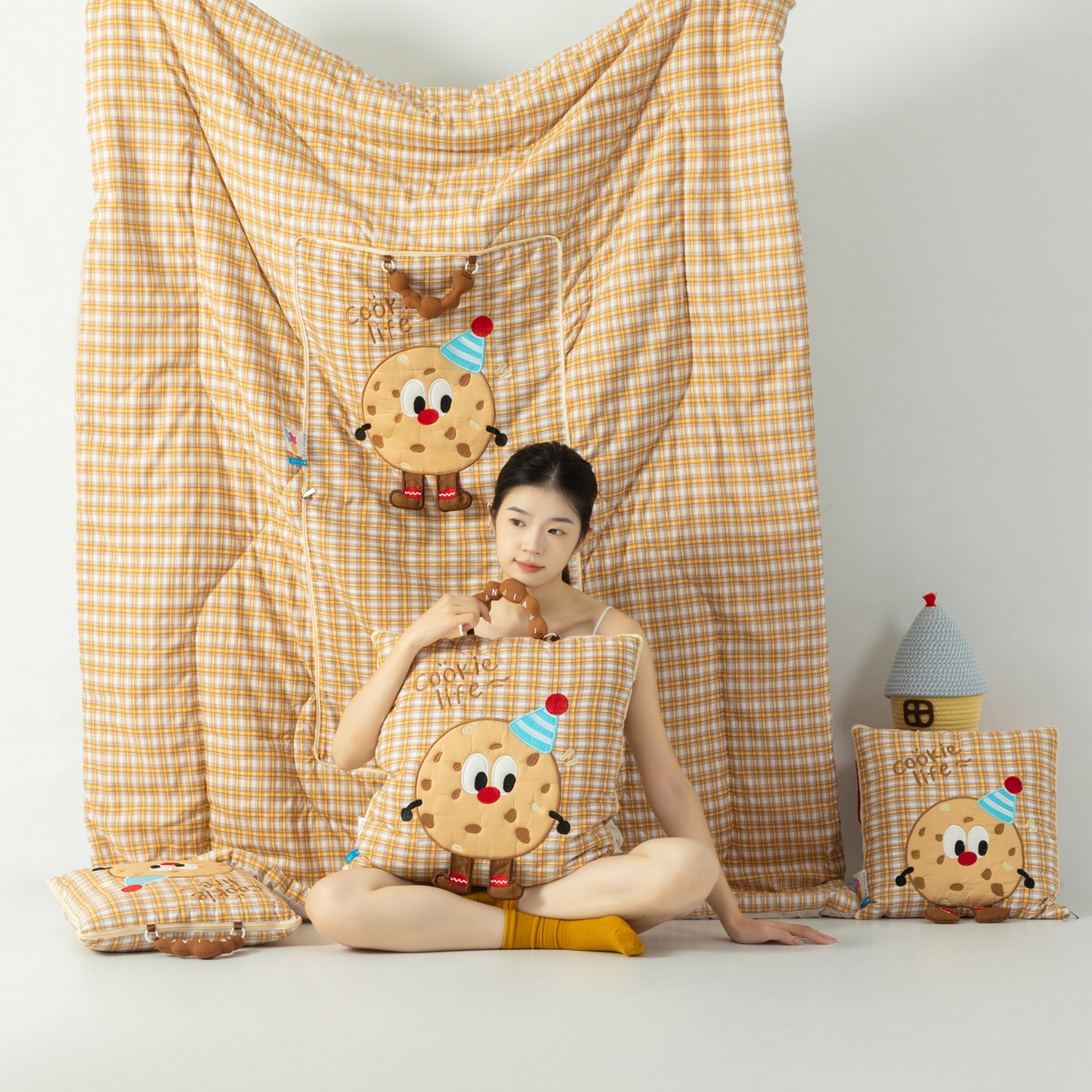 91家纺网 家纺一手货源 找家纺 雷娜家居 2026新款水洗棉手提款曲奇抱枕被 水洗棉饼干卡其