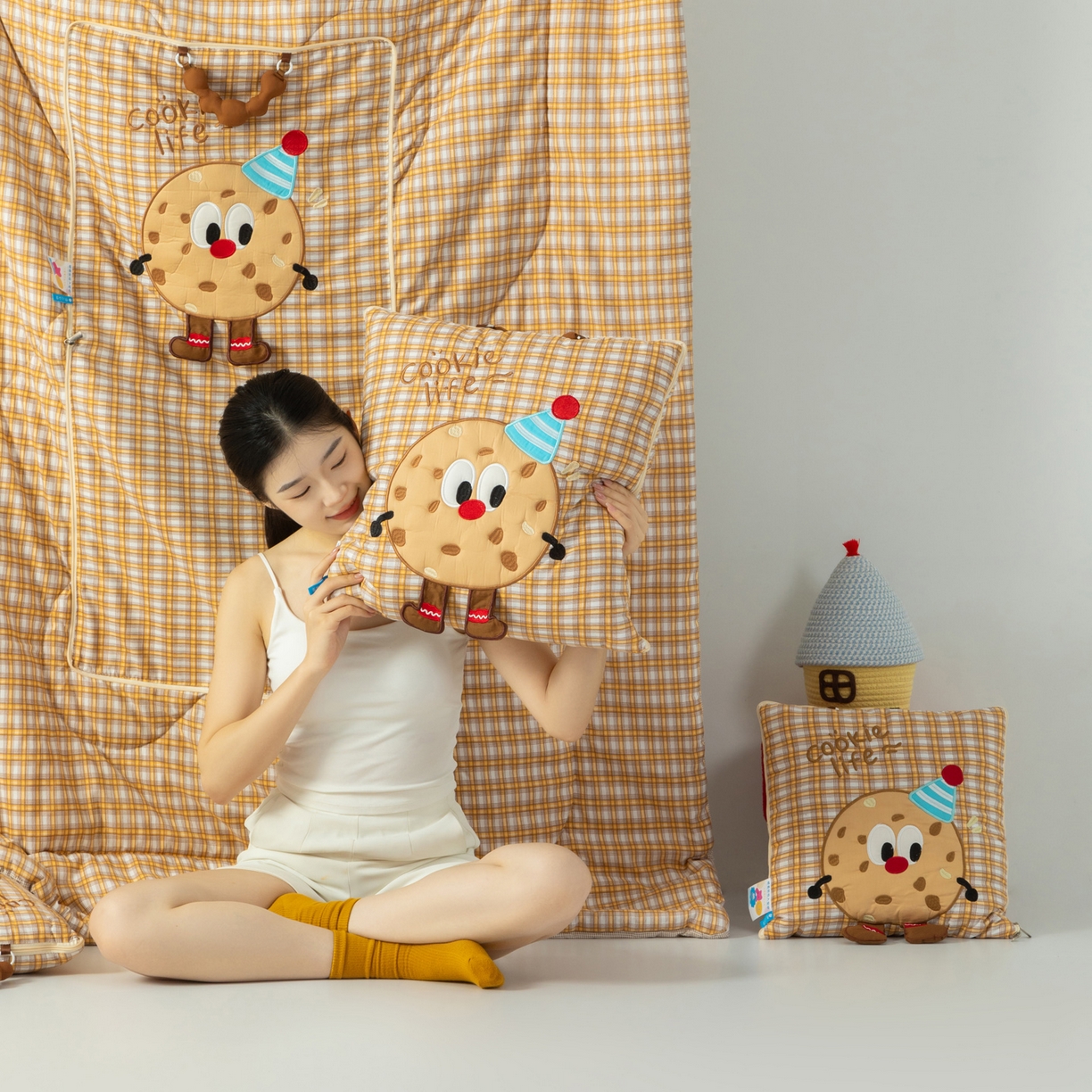 91家纺网 家纺一手货源 找家纺 雷娜家居 2026新款水洗棉手提款曲奇抱枕被 水洗棉饼干卡其