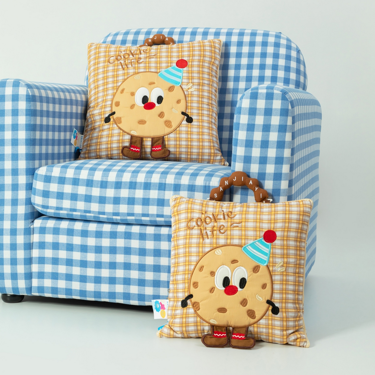 91家纺网 家纺一手货源 找家纺 雷娜家居 2026新款水洗棉手提款曲奇抱枕被 水洗棉饼干卡其