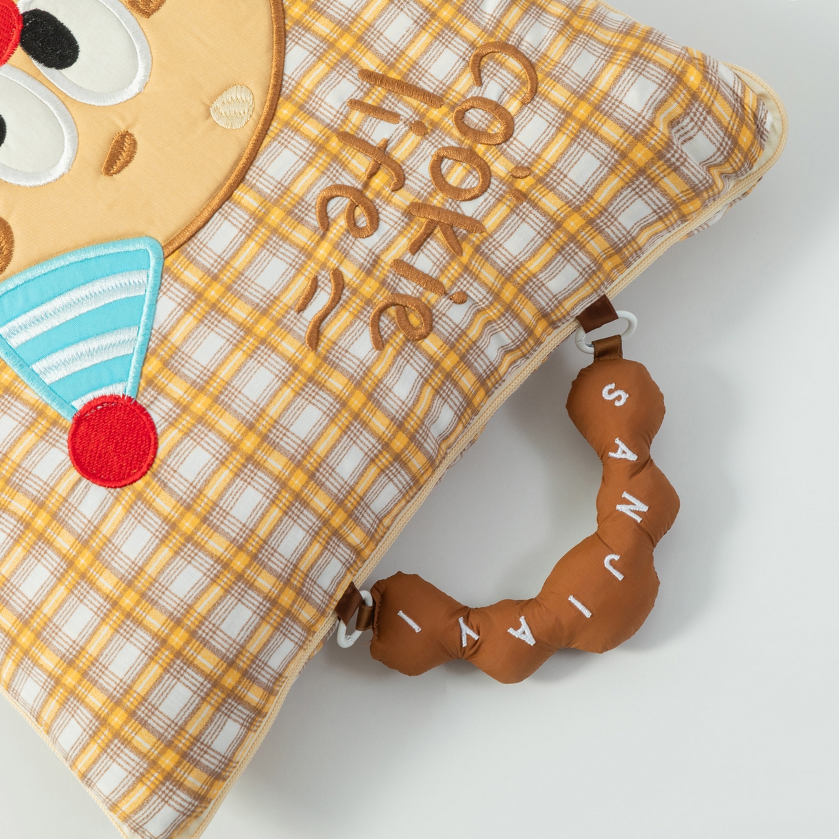 91家纺网 家纺一手货源 找家纺 雷娜家居 2026新款水洗棉手提款曲奇抱枕被 水洗棉饼干卡其