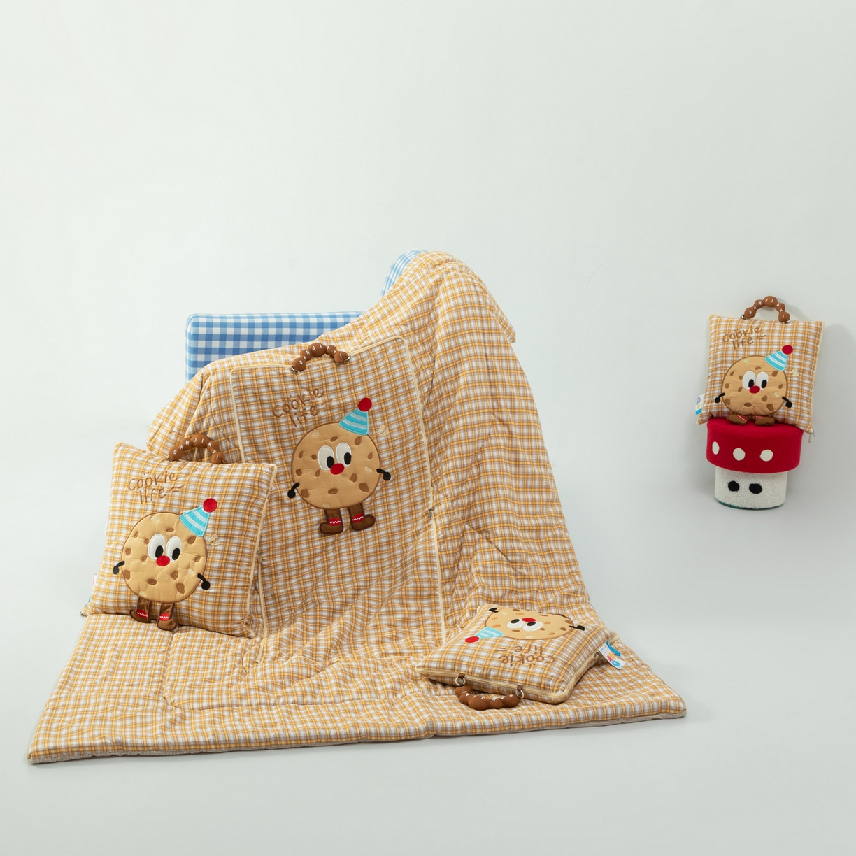 91家纺网 家纺一手货源 找家纺 雷娜家居 2026新款水洗棉手提款曲奇抱枕被 水洗棉饼干卡其