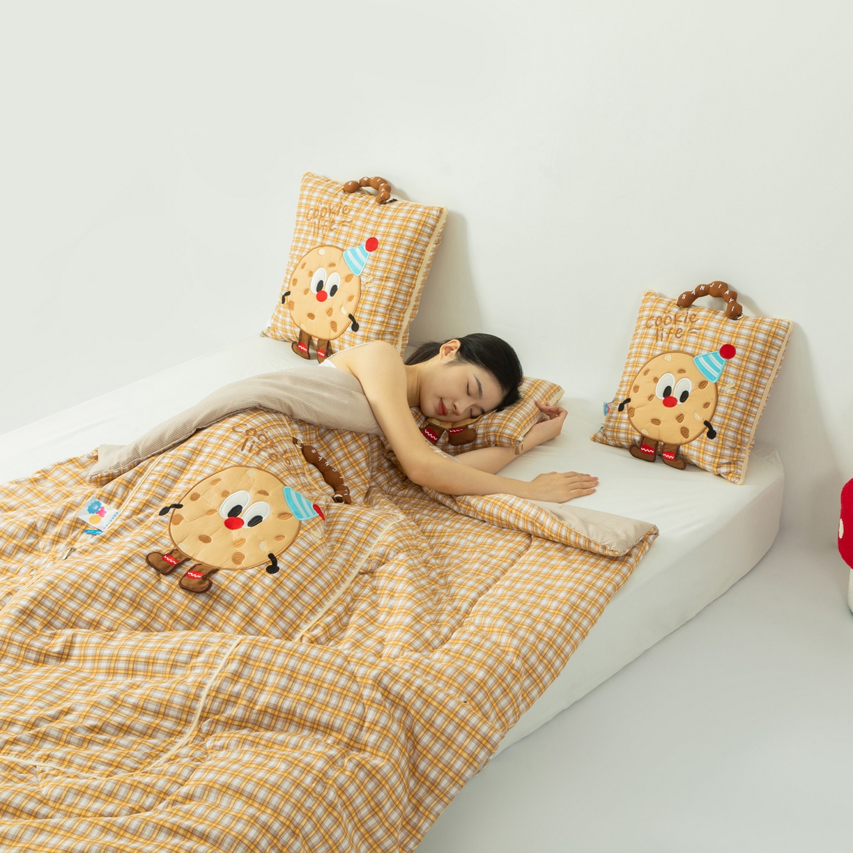 91家纺网 家纺一手货源 找家纺 雷娜家居 2026新款水洗棉手提款曲奇抱枕被 水洗棉饼干卡其