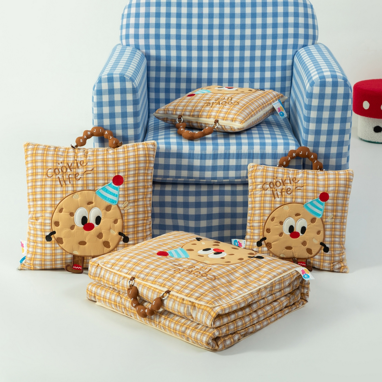 91家纺网 家纺一手货源 找家纺 雷娜家居 2026新款水洗棉手提款曲奇抱枕被 水洗棉饼干卡其