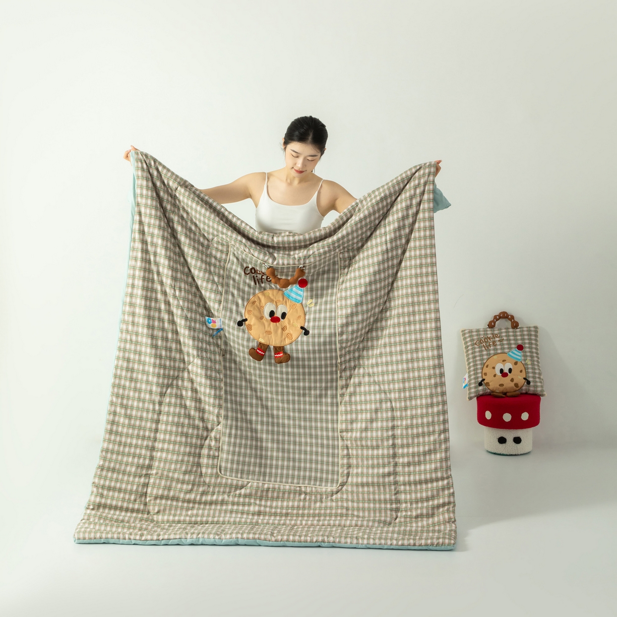 91家纺网 家纺一手货源 找家纺 雷娜家居 2026新款水洗棉手提款曲奇抱枕被 水洗棉饼干香草绿