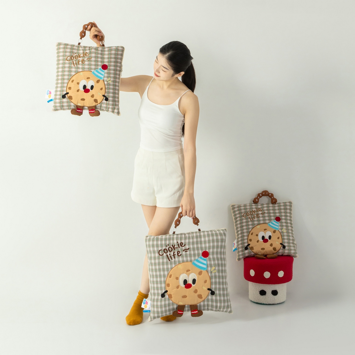 91家纺网 家纺一手货源 找家纺 雷娜家居 2026新款水洗棉手提款曲奇抱枕被 水洗棉饼干香草绿