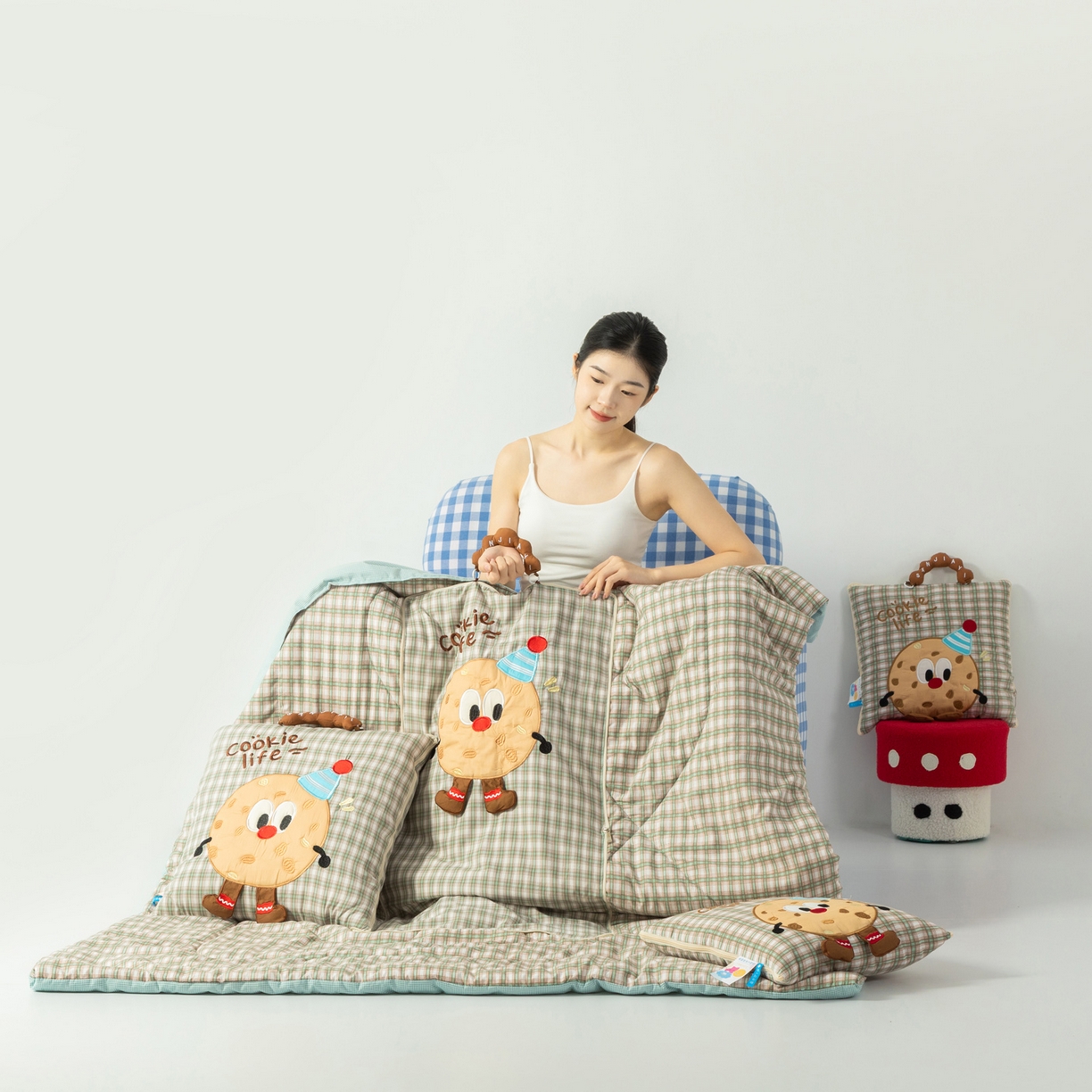 91家纺网 家纺一手货源 找家纺 雷娜家居 2026新款水洗棉手提款曲奇抱枕被 水洗棉饼干香草绿