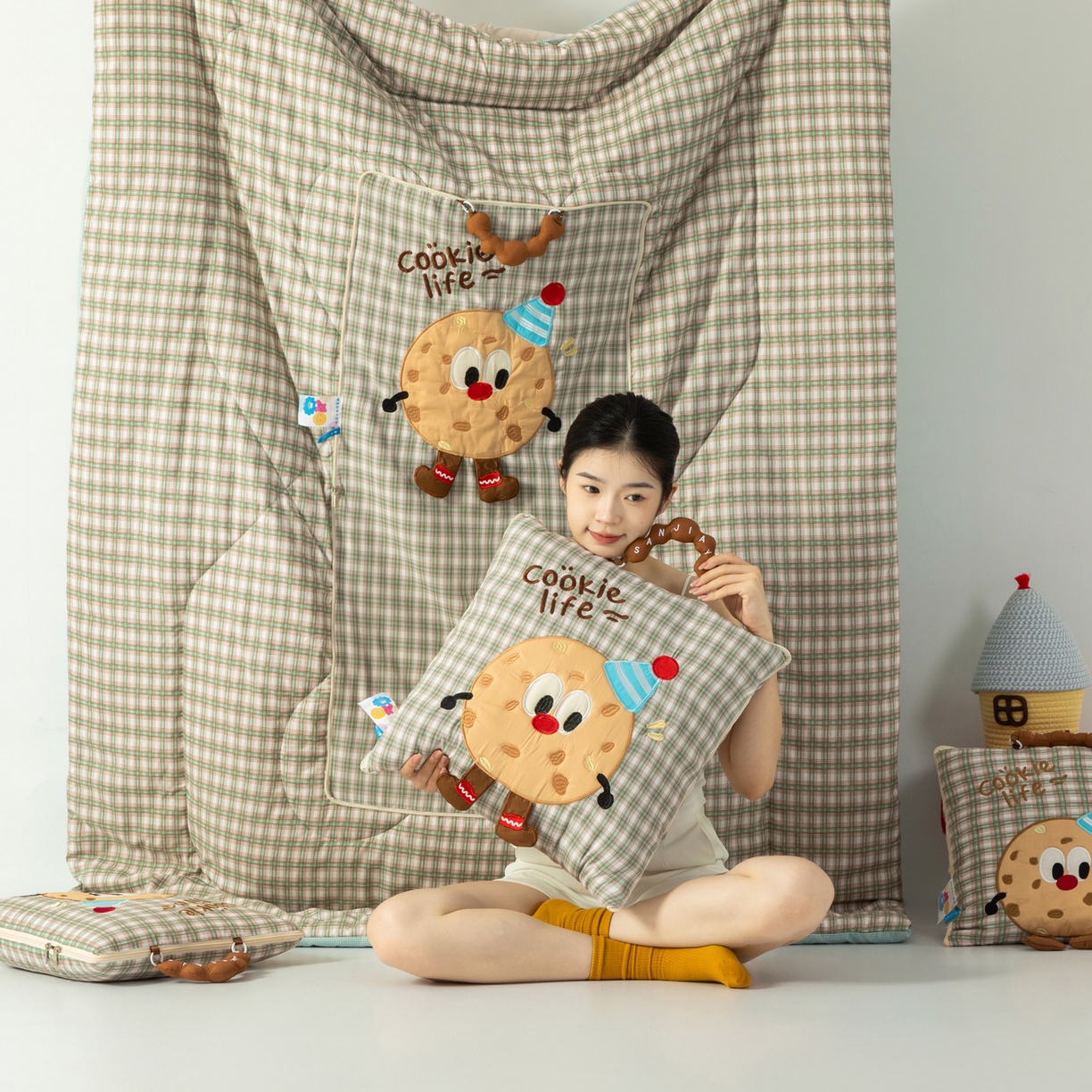 91家纺网 家纺一手货源 找家纺 雷娜家居 2026新款水洗棉手提款曲奇抱枕被 水洗棉饼干香草绿