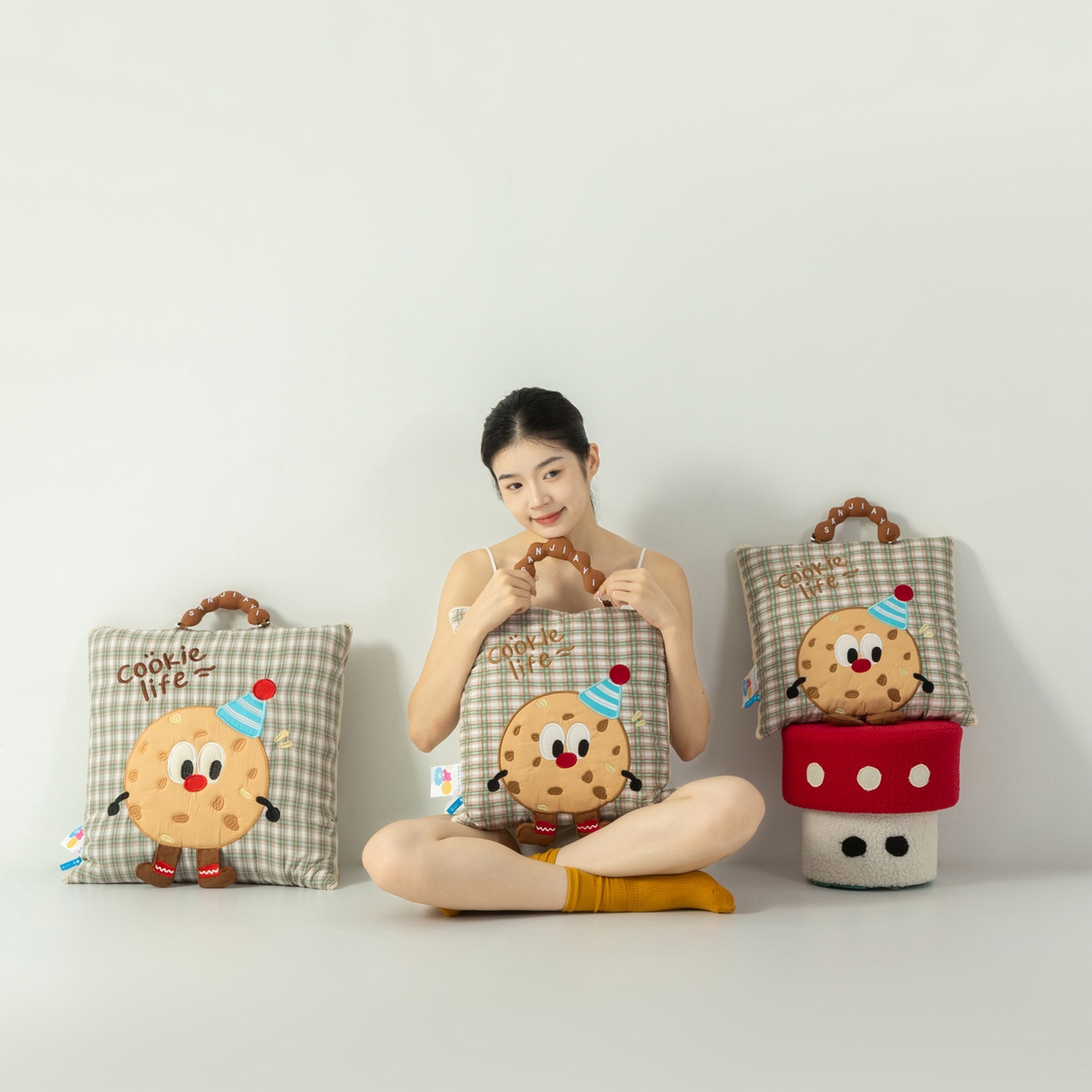 91家纺网 家纺一手货源 找家纺 雷娜家居 2026新款水洗棉手提款曲奇抱枕被 水洗棉饼干香草绿