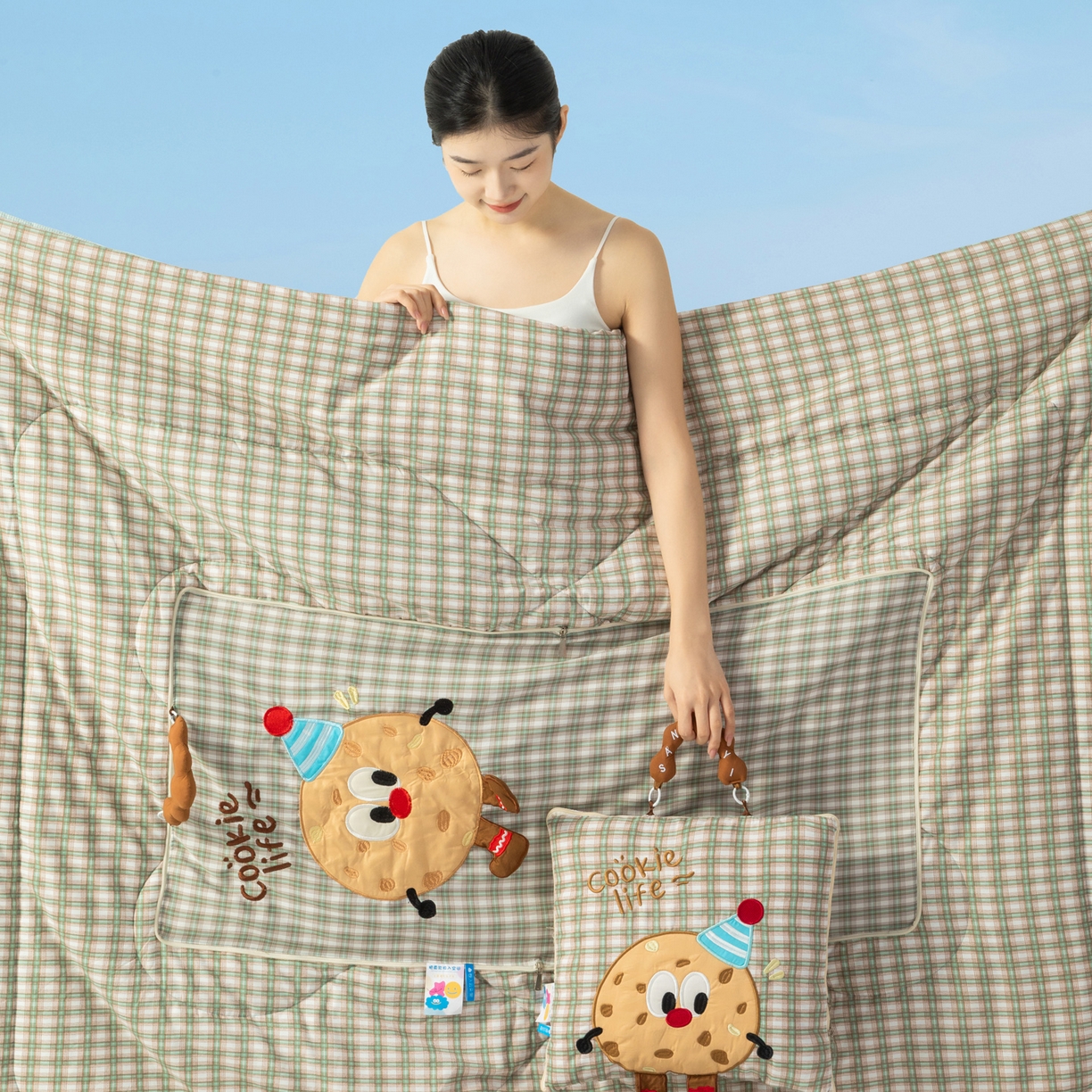 91家纺网 家纺一手货源 找家纺 雷娜家居 2026新款水洗棉手提款曲奇抱枕被 水洗棉饼干香草绿