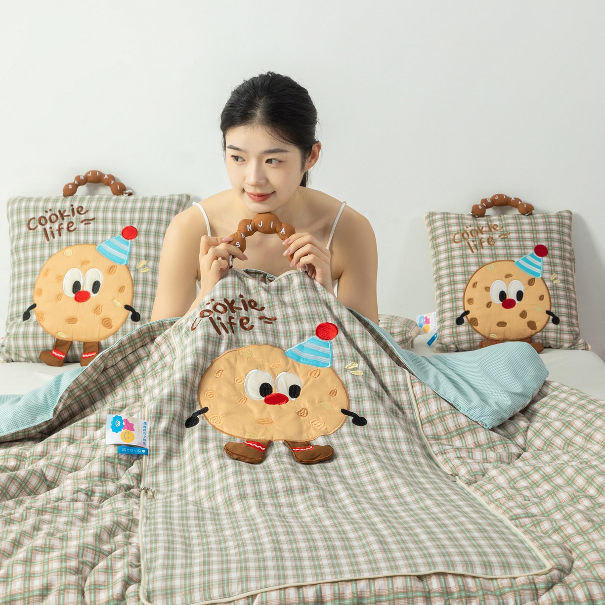 91家纺网 家纺一手货源 找家纺 雷娜家居 2026新款水洗棉手提款曲奇抱枕被 水洗棉饼干香草绿