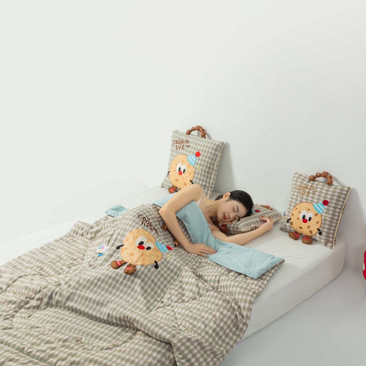 91家纺网 家纺一手货源 找家纺 雷娜家居 2026新款水洗棉手提款曲奇抱枕被 水洗棉饼干香草绿