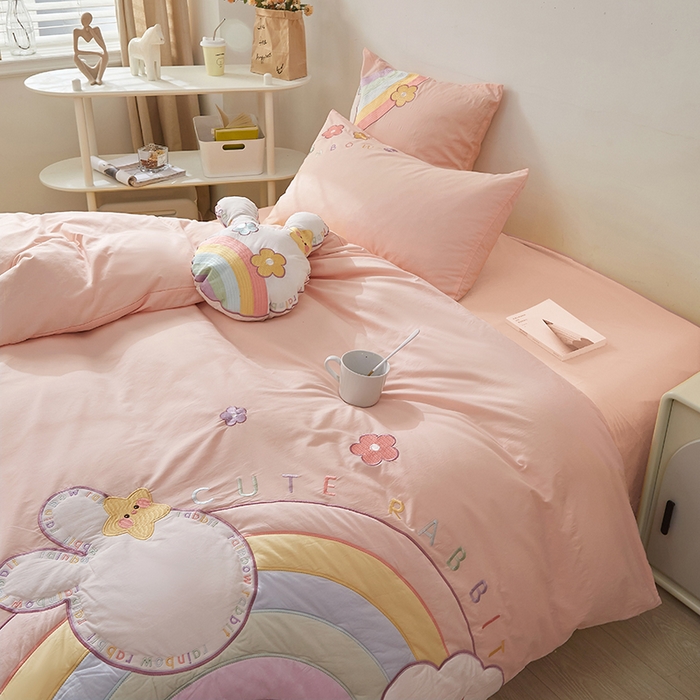 91家纺网 家纺一手货源 找家纺 涵宸家纺 2026新款全棉贴布绣小清新卡通系列四件套 彩虹漾