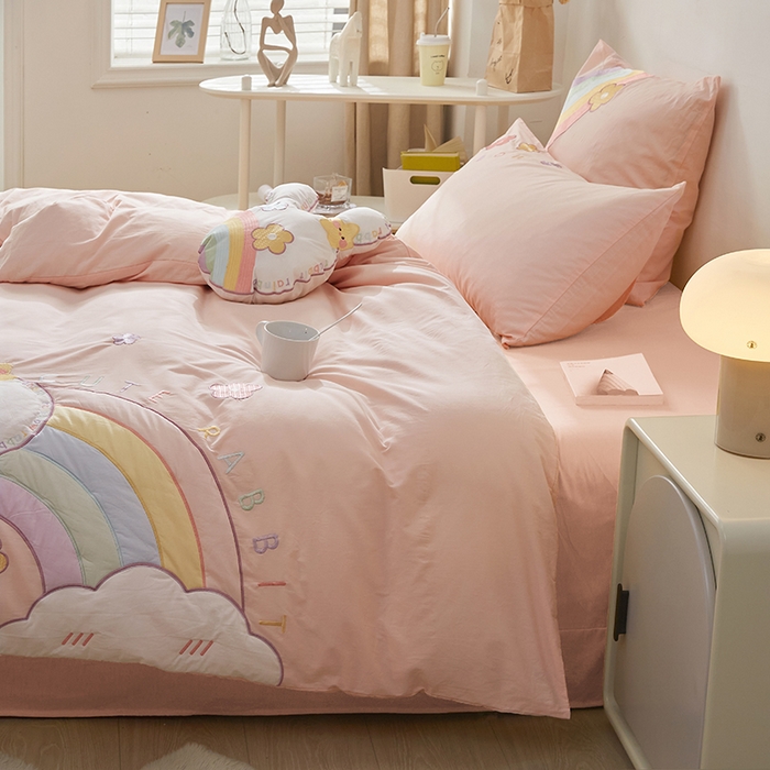 91家纺网 家纺一手货源 找家纺 涵宸家纺 2026新款全棉贴布绣小清新卡通系列四件套 彩虹漾