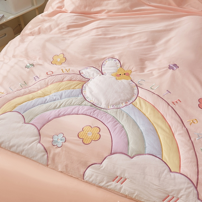 91家纺网 家纺一手货源 找家纺 涵宸家纺 2026新款全棉贴布绣小清新卡通系列四件套 彩虹漾