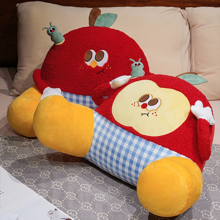 91家纺网 家纺一手货源 找家纺 仟亿莱 2026新款惊讶苹果小虫大脚床头靠垫 拥抱惊讶全果