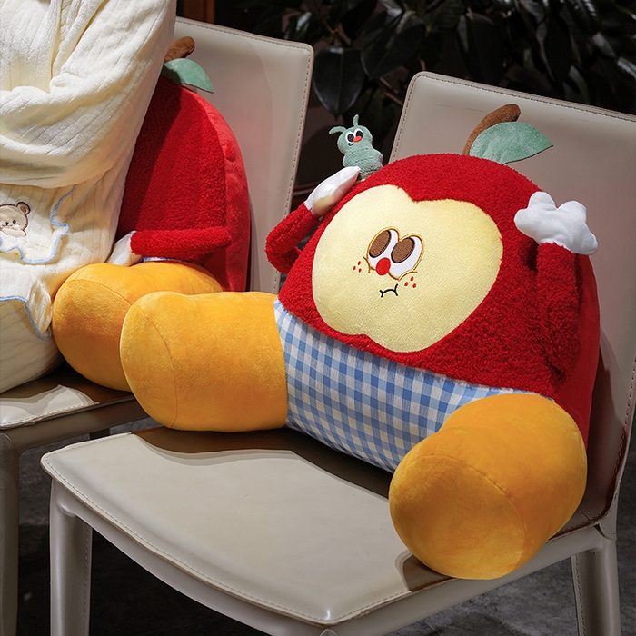 91家纺网 家纺一手货源 找家纺 仟亿莱 2026新款惊讶苹果小虫大脚床头靠垫 拥抱惊讶半果