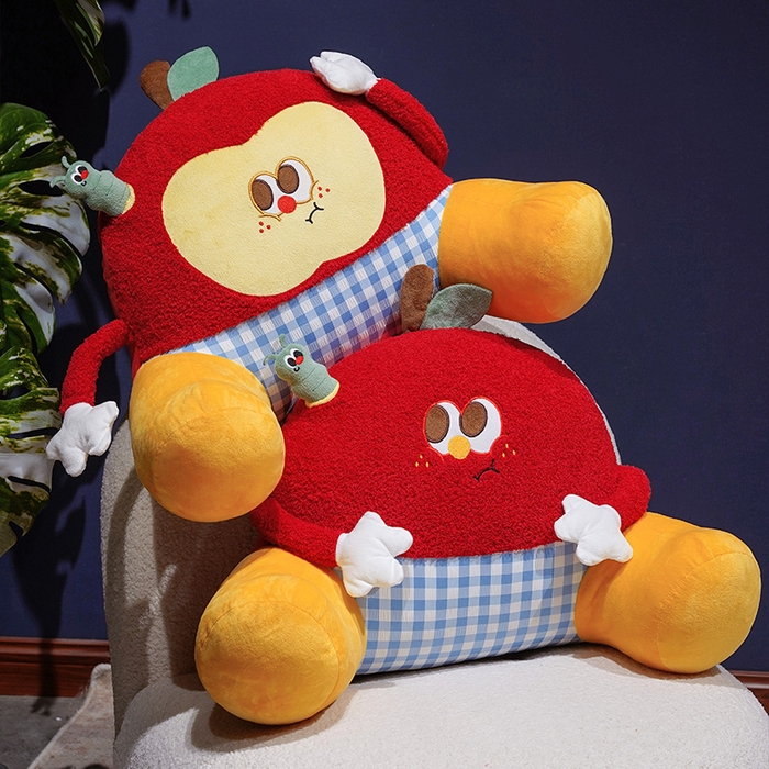 91家纺网 家纺一手货源 找家纺 仟亿莱 2026新款惊讶苹果小虫大脚床头靠垫 组合图（仅供展示不可下单）